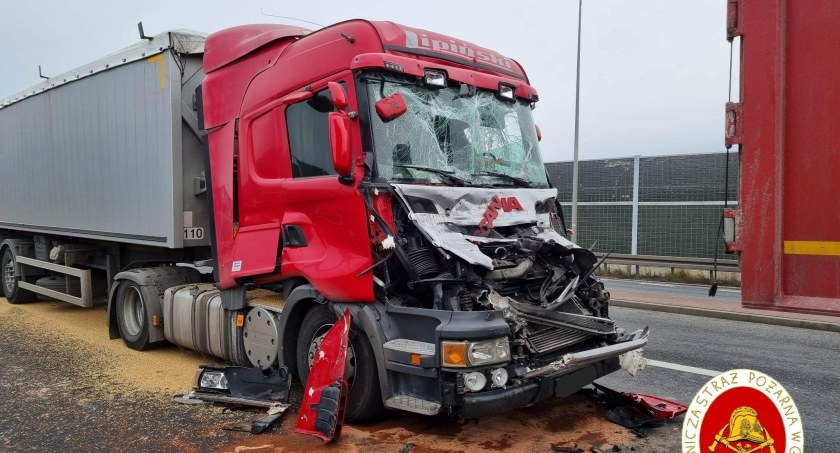 Wypadek dwóch ciężarówek na DK 50