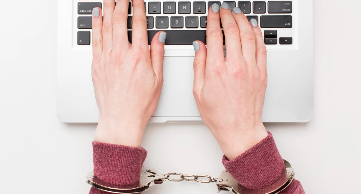 19-latek z 53 zarzutami za oszustwa internetowe – apel o ostrożność podczas zakupów online