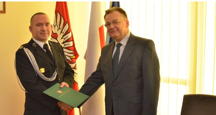 Robert Obraniak z OSP Żyrardów z nagrodą Marszałka