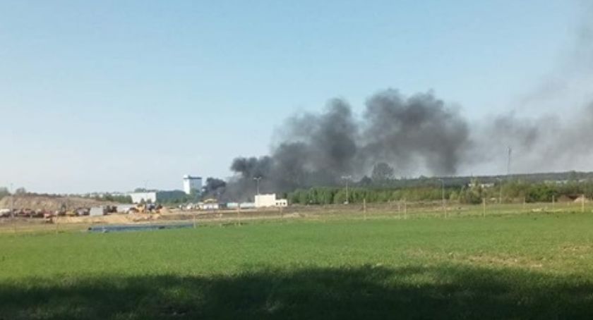 Pożar podkładów kolejowych w Mszczonowie