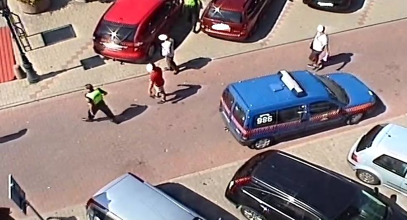 Blacha z dachu uszkodziła dwa pojazdy