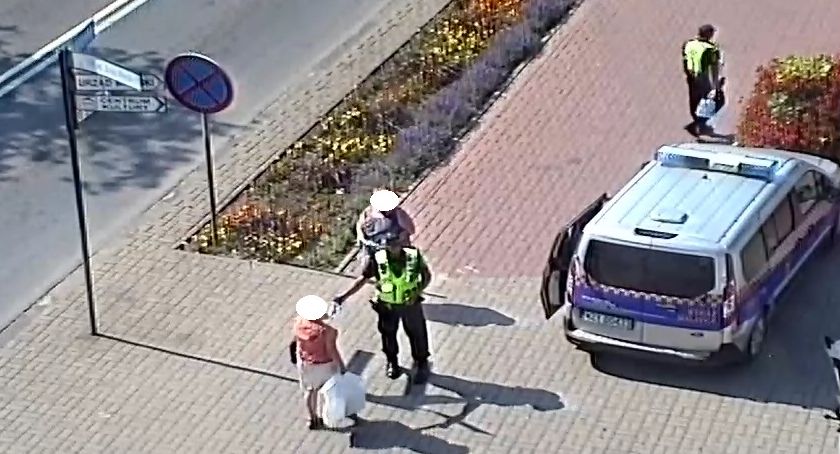 Funkcjonariusze SM rozdawali wodę 