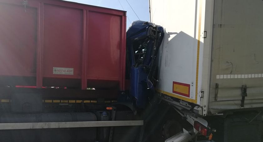 Zderzenie samochodów ciężarowych na drodze ekspresowej S8
