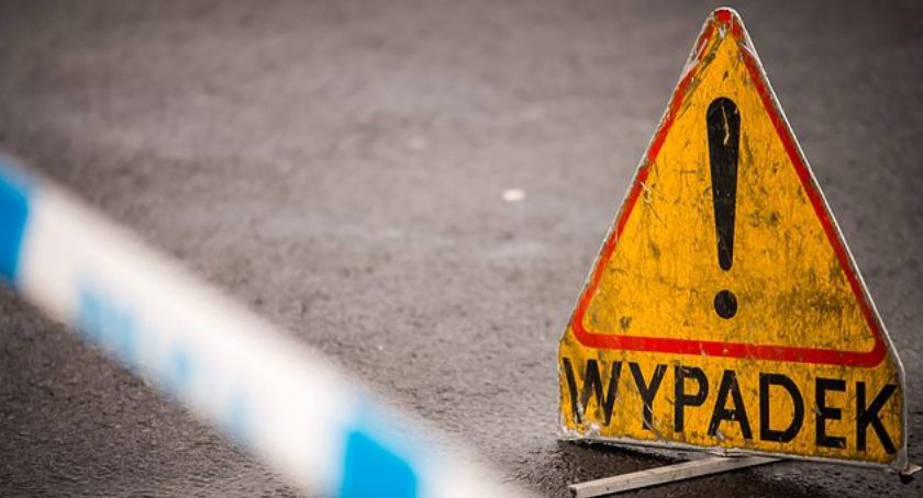 27-latek wjechał autem w przystanek autobusowy 