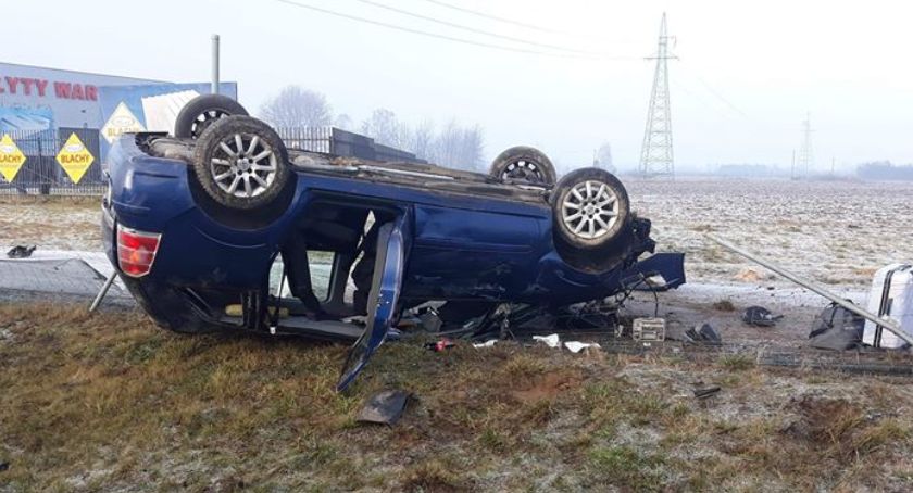 Dachowanie auta na S8 w miejscowości Adamowice