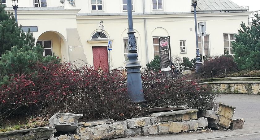 Pijany kierowca zdemolował kwietniki 