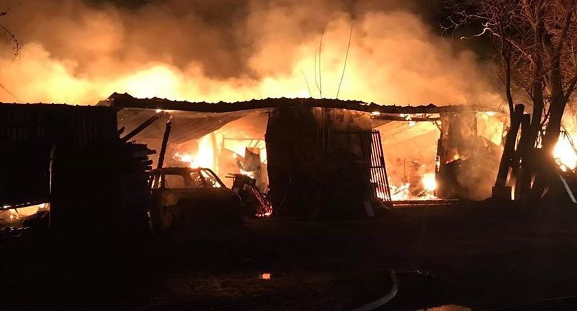 Ogromny pożar w miejscowości Wilczynek - kilkanaście zastępów straży walczyło z żywiołem