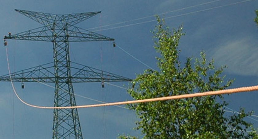 Decyzja w sprawie przebiegu linii 400 kV. Słupy na przedmieściach Żyrardowa