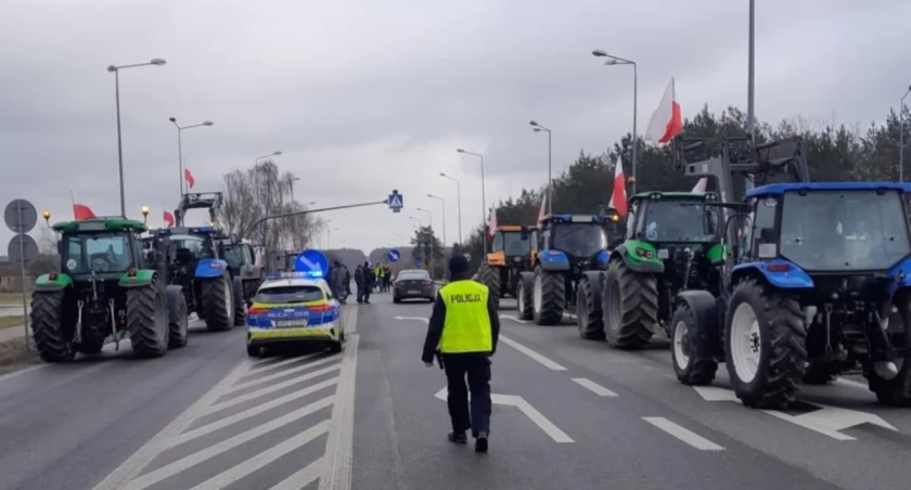 Protest rolników na DK-19 w Borkach - Zablokowane droga, działania policji.