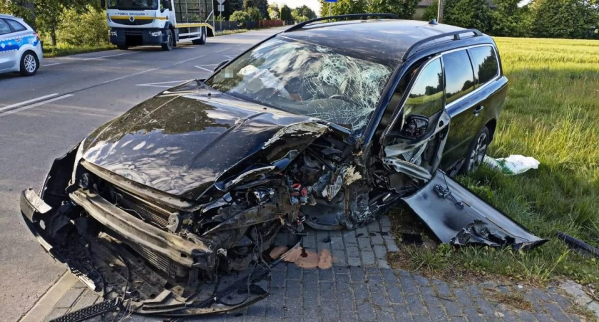 Wypadek drogowy w Gąsiorach: Kierowca i pasażer hospitalizowani po zderzeniu z drzewem. Alkohol! 