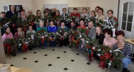 Seniorzy tworzyli świąteczne wieńce