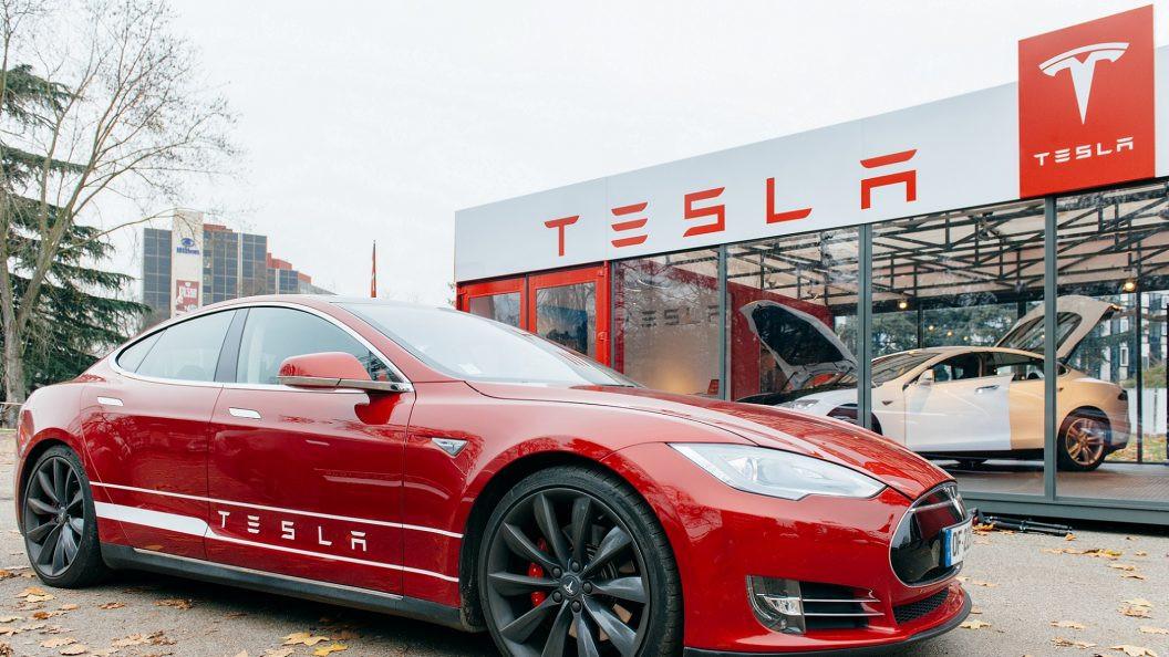 Ile aut sprzedała w styczniu Tesla? J-E-D-N-O.