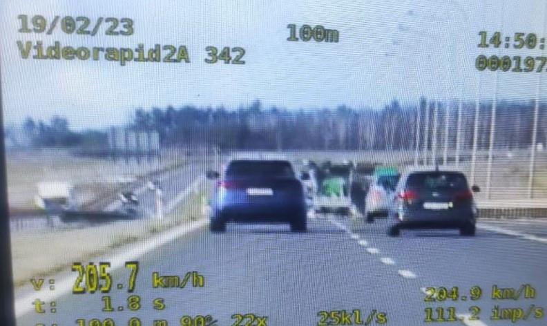 Przekroczył prędkość o 85 km/h, a jego tłumaczenie niszczy system