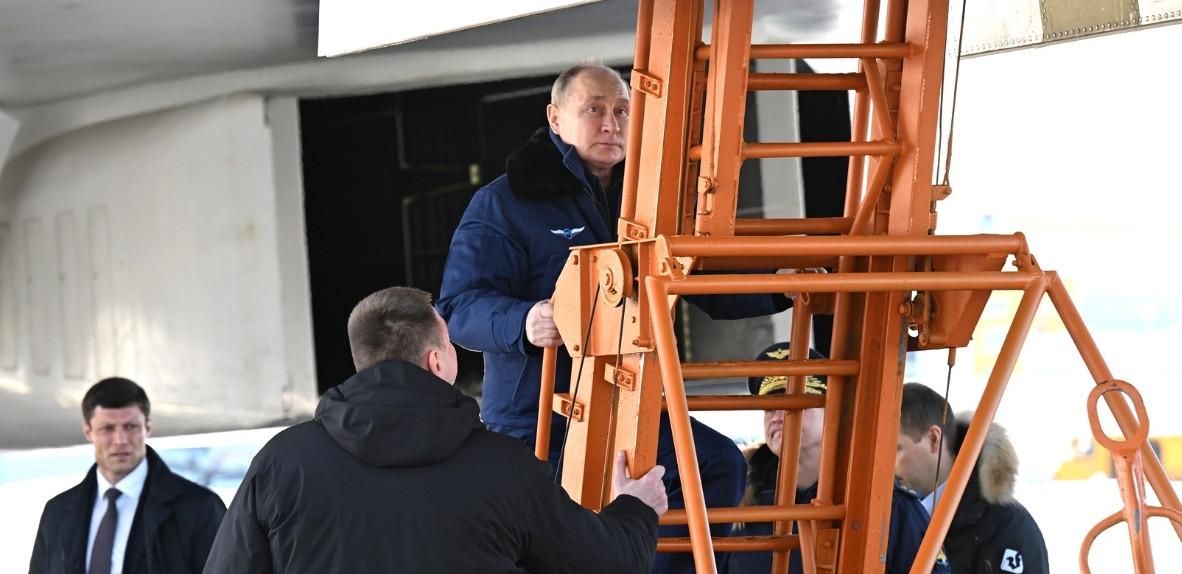 Kampania wyborcza w Rosji ruszyła! Zobacz film, jak Putin pilotuje bombowiec strategiczny!