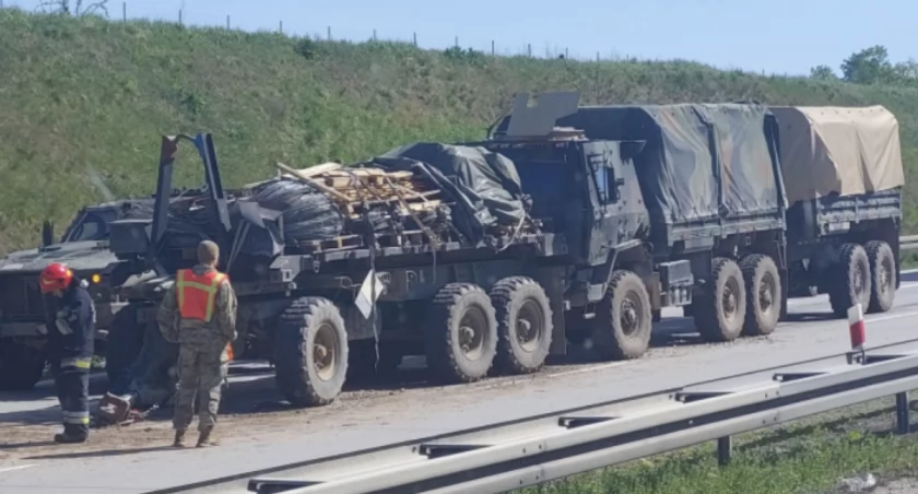 Blokada na A4. Rozbił się amerykański transport wojska.