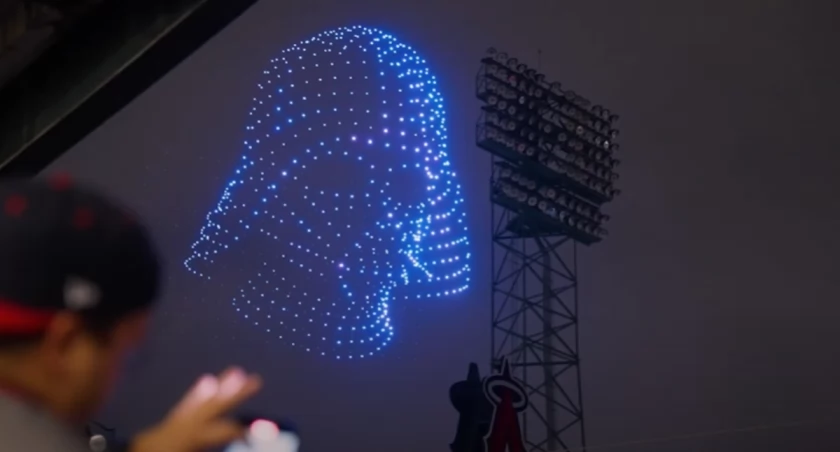 W oszałamiającym pokazie dronowym widzowie zobaczyli kultowych bohaterów sagi STAR WARS!