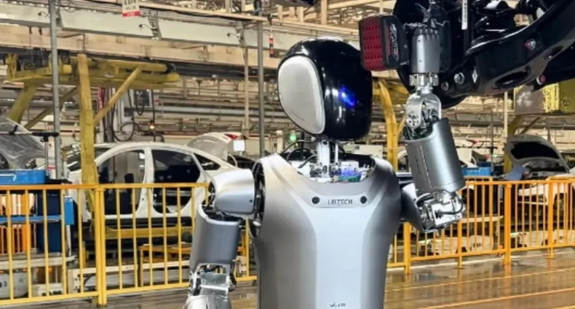 Nie za miskę ryżu, a za łyżkę oleju - humanoidalne roboty zastępują ludzi w budowie samochodów elektrycznych.