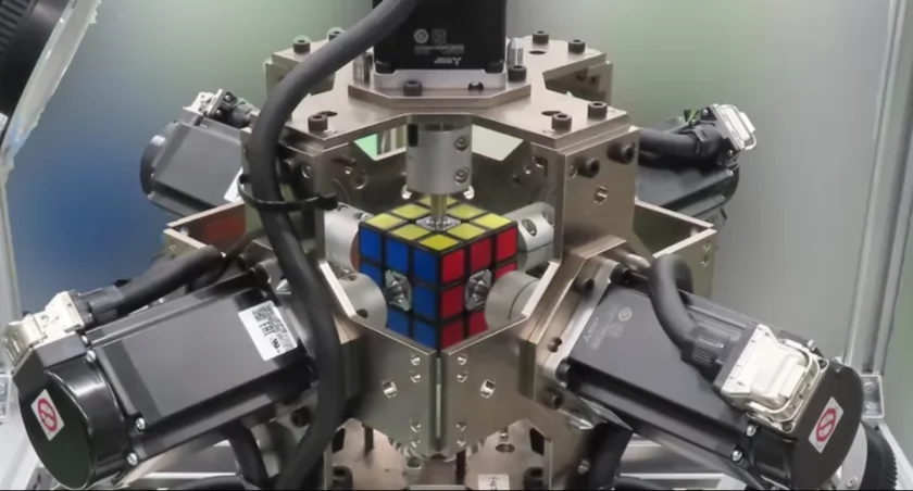 Szok! Ten robot układa kostkę Rubika w mniej niż pół sekundy!
