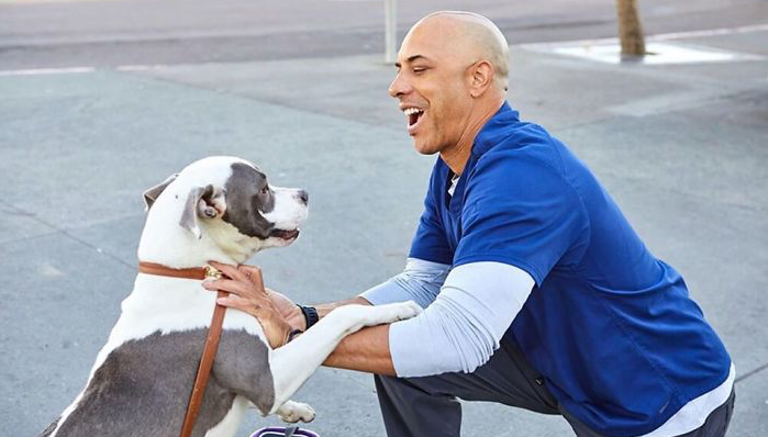 Weterynarz, który wygląda jak Vin Diesel przemierza Kalifornię i leczy zwierzęta bezdomnych za darmo