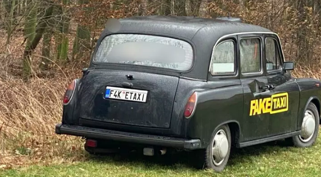 Oryginalne „Fake Taxi” wystawione na sprzedaż