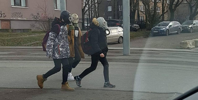 Kuriozalna koronamoda uliczna. Najnowsze wzory na wiosnę 2020