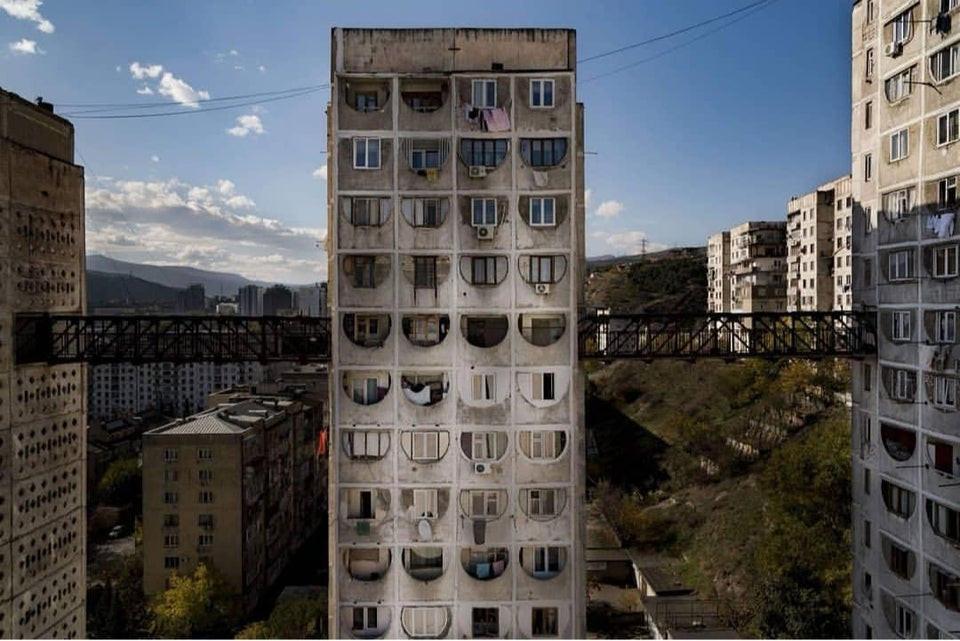 Prefabrykowane domy w Gruzji. Dlaczego budowali między nimi mosty?
