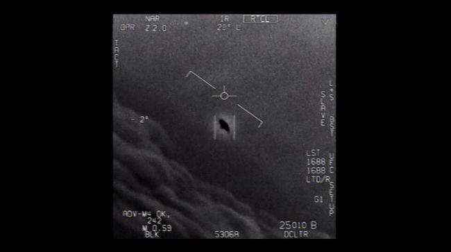 Amerykanie oficjalnie opublikowali 3 filmy z UFO poruszającym się z prędkością hipersoniczną