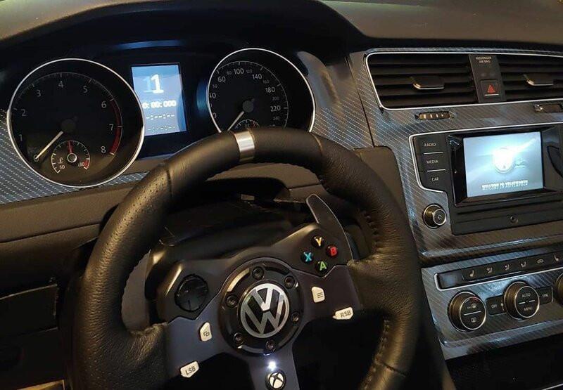 Niesamowicie realistyczna gra z wnętrzem prawdziwego Volkswagena Golfa