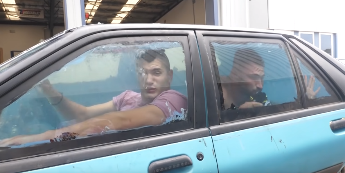 Australijski youtuber przed sądem, chodzi o jazdę samochodem wypełnionym wodą