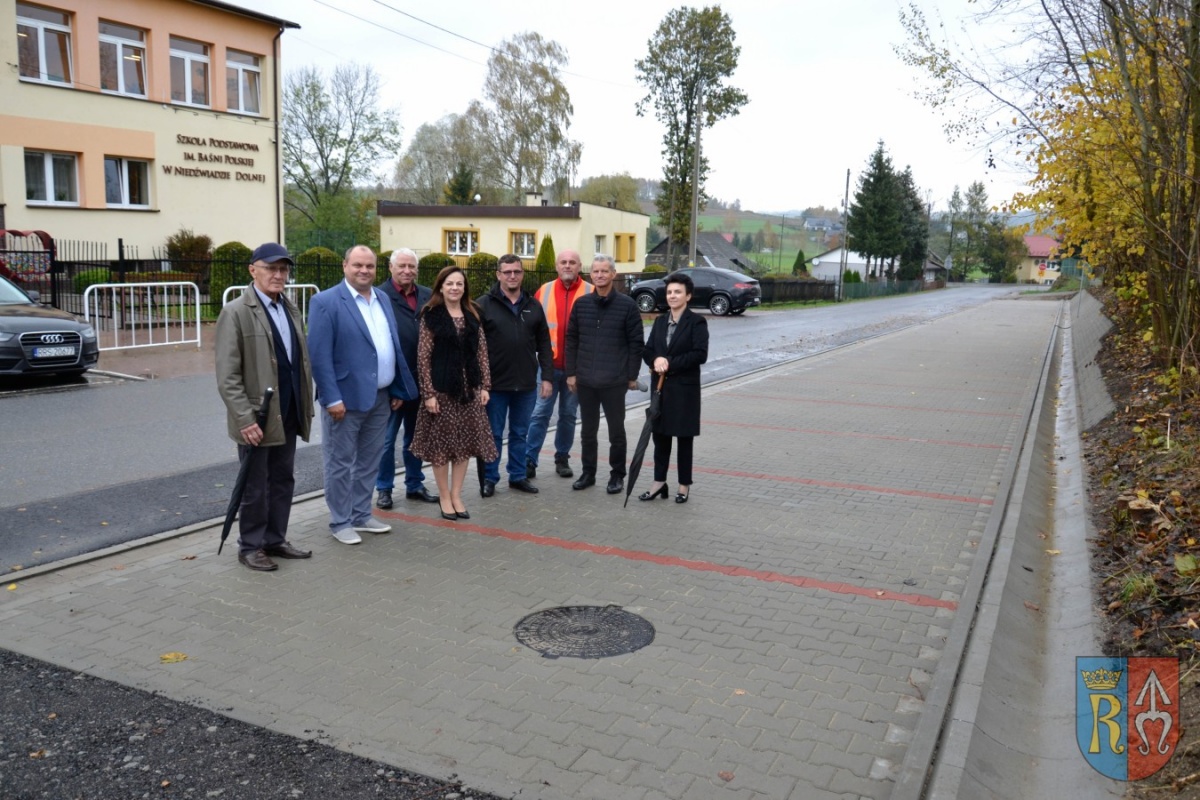 Parking przy szkole w Niedźwiadzie ukończony
