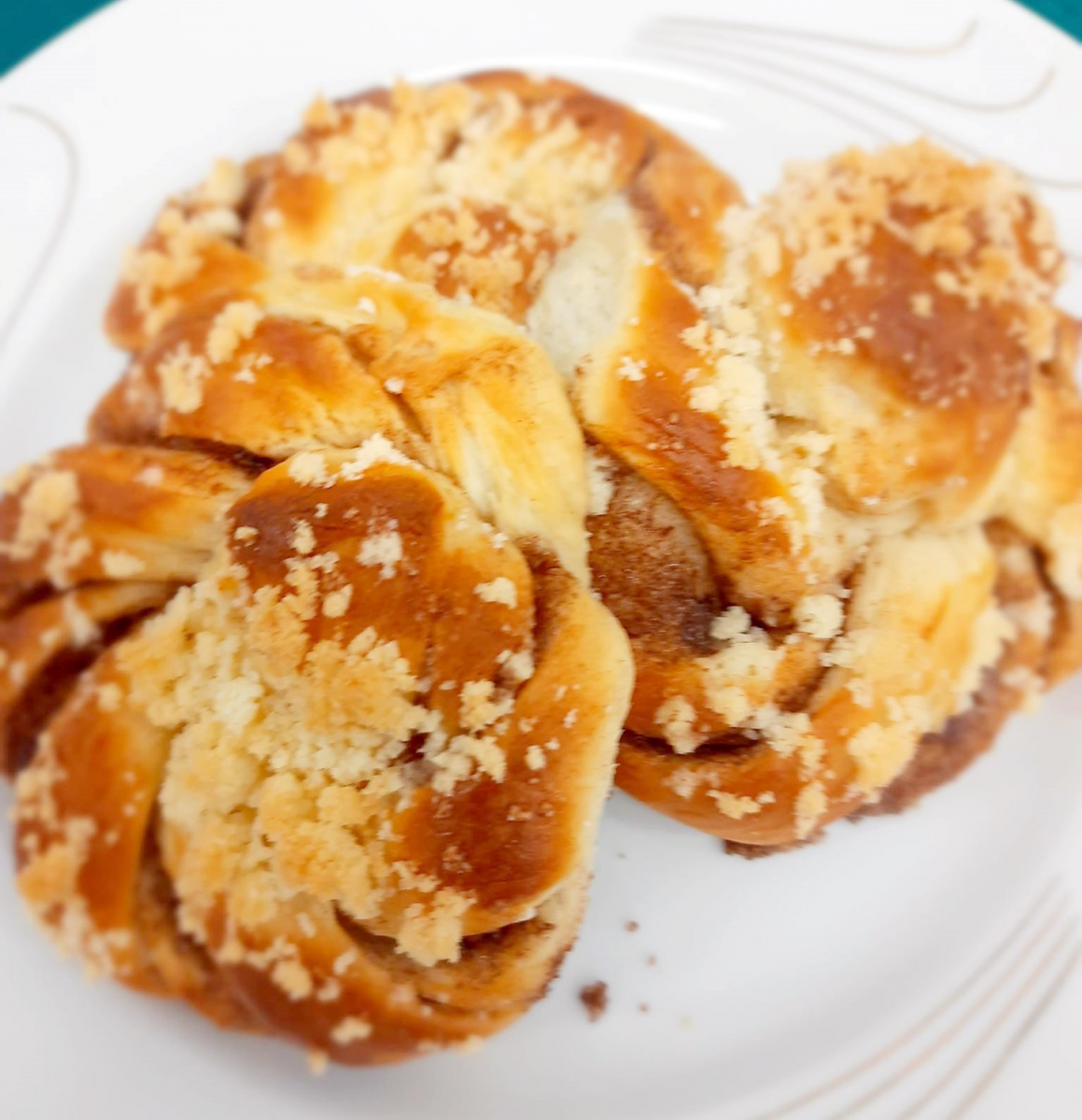 Kanelbullar – drożdżówki z cukrową posypką