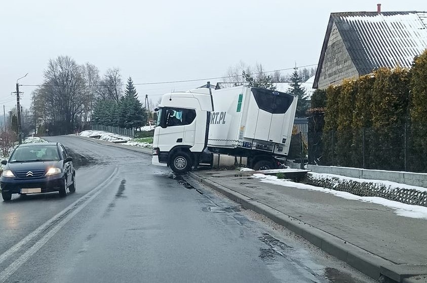W Łączkach Kucharskich tir wpadł do rowu
