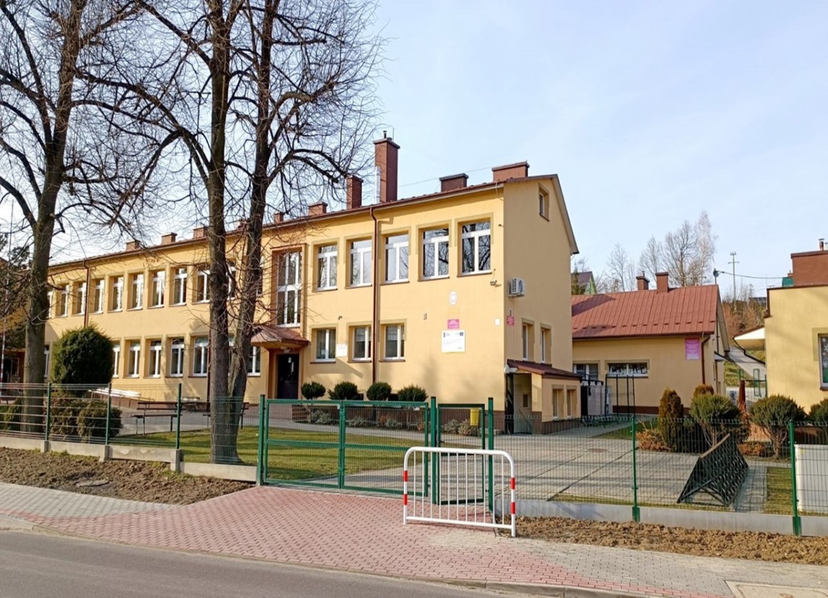 Bez telefonów. W szkole w Niedźwiadzie Górnej rozmawiają twarzą w twarz i lepiej się uczą