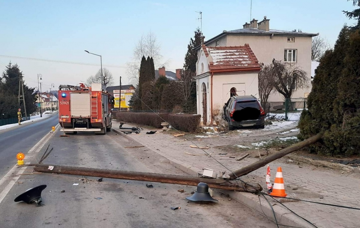 Volvo rozwaliło kapliczkę. Policjanci zatrzymali dwóch mężczyzn