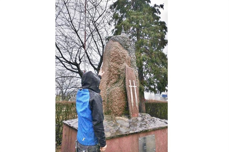 Wspiął się na pomnik, złamał krzyż, stanie przed sądem 