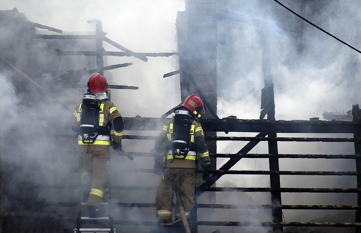 Pożar drewnianego domu w Zagorzycach. ZDJĘCIA