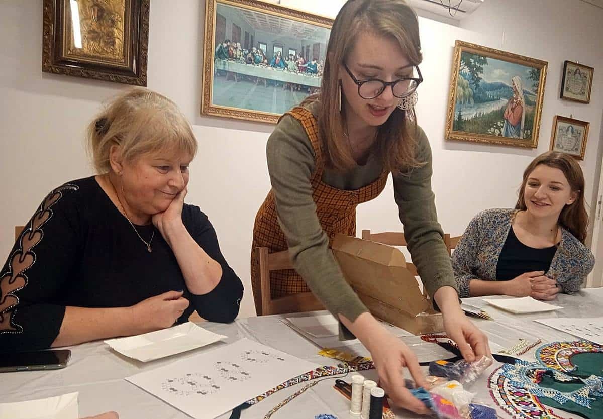 Na „Obiadach Czwartkowych” w Kantorówce nauczyli się robić biżuterię z koralików