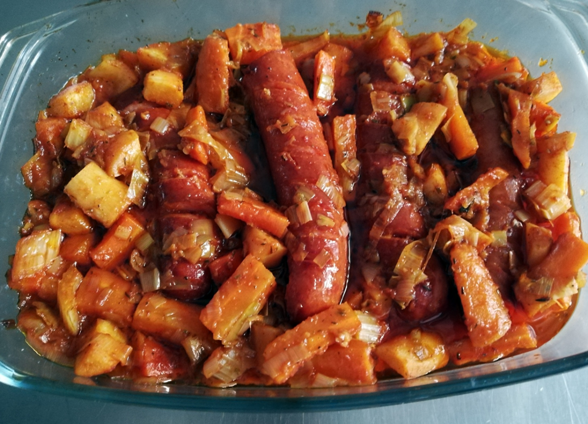 Kiełbasa zapiekana z warzywami w pomidorach