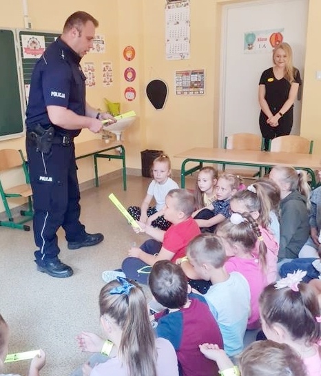 Policjanci uczą dzieci bezpieczeństwa
