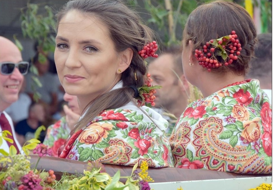 Na dożynkach mażoretki w ludowych strojach