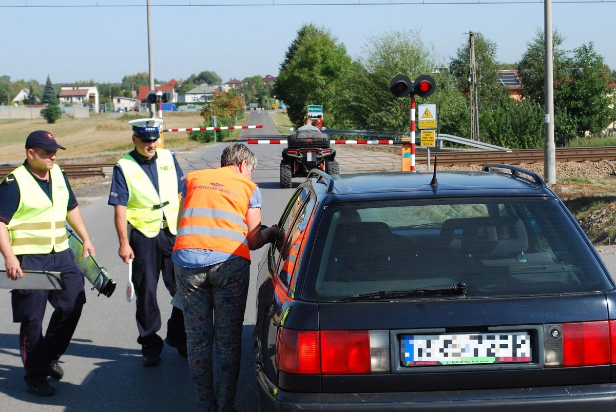 Mundurowi na przejeździe kolejowym w Będziemyślu. Edukowali kierowców i pieszych