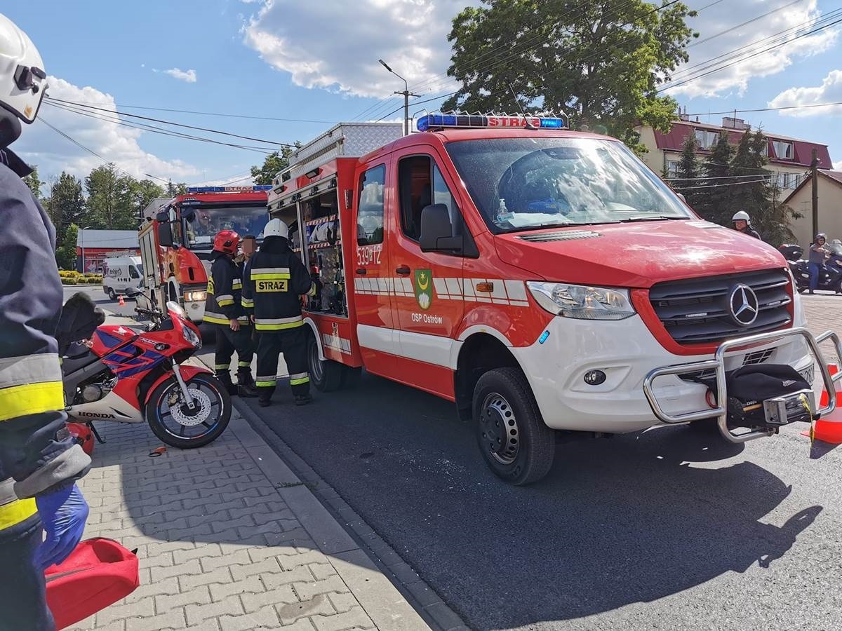 W Ostrowie motocyklista nie zapanował nad pojazdem. Przewrócił się na jezdnię