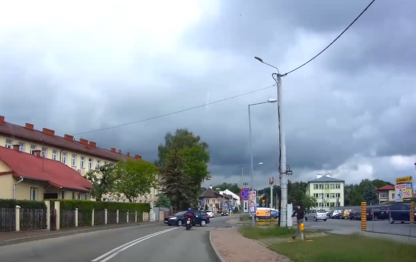 Niebezpieczna sytuacja na ul. Witosa w Ropczycach. Dzięki nagraniu z kamerki policja ukarała kierującą fordem