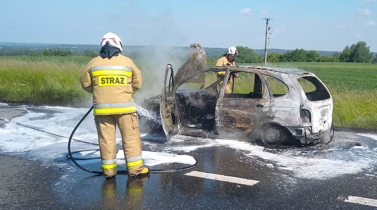 Samochód spłonął na drodze krajowej w Ropczycach