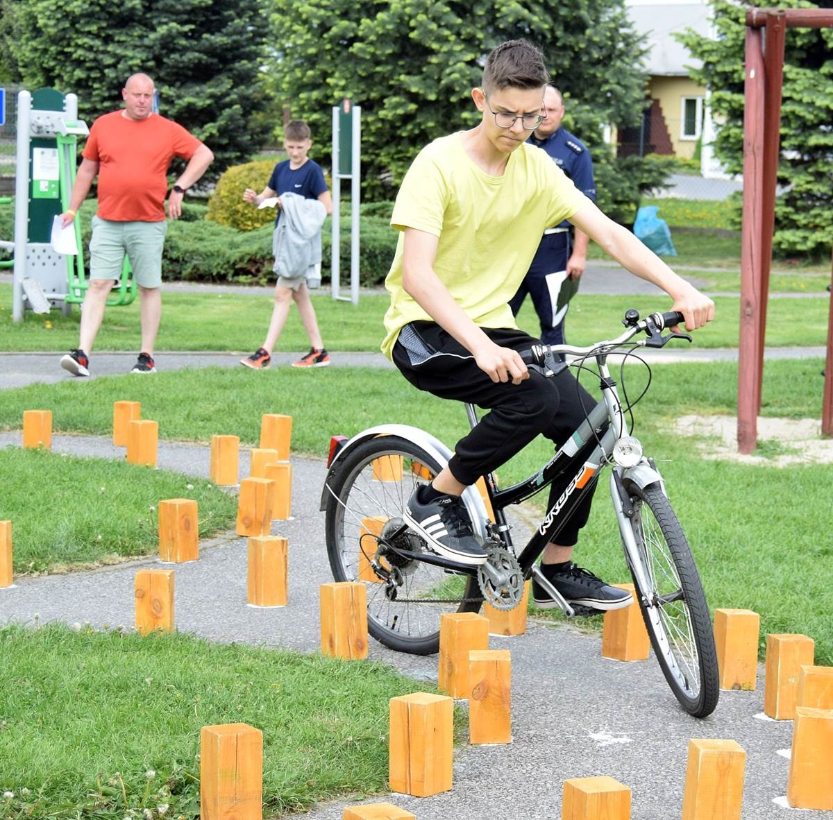 Uczniowie z SP 3 w Ropczycach i SP 3 w Sędziszowie Małopolskim zwycięzcami powiatowego Turnieju Bezpieczeństwa w Ruchu Drogowym. ZDJĘCIA