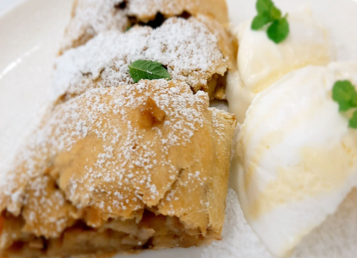 Strudel Węgierski- kruche, wielowarstwowe ciasto deserowe posypane cukrem pudrem