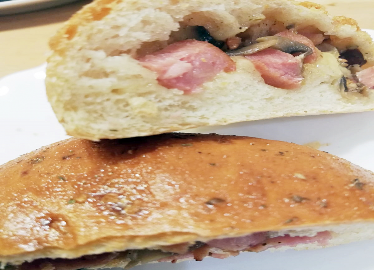 Bułki drożdżowe z farszem a’la pizza- idealna przekąska na co dzień lub na urodzinowe przyjęcie.