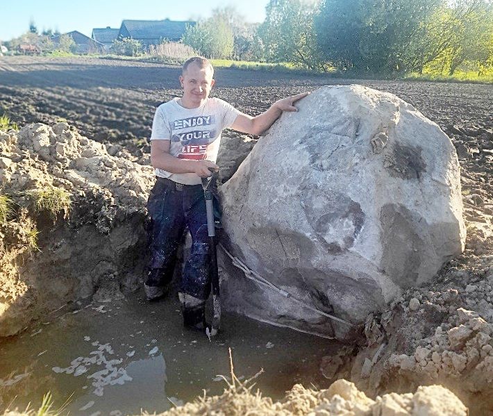 Bartłomiej Burek z Ocieki orał pole, wykopał gigantyczny głaz
