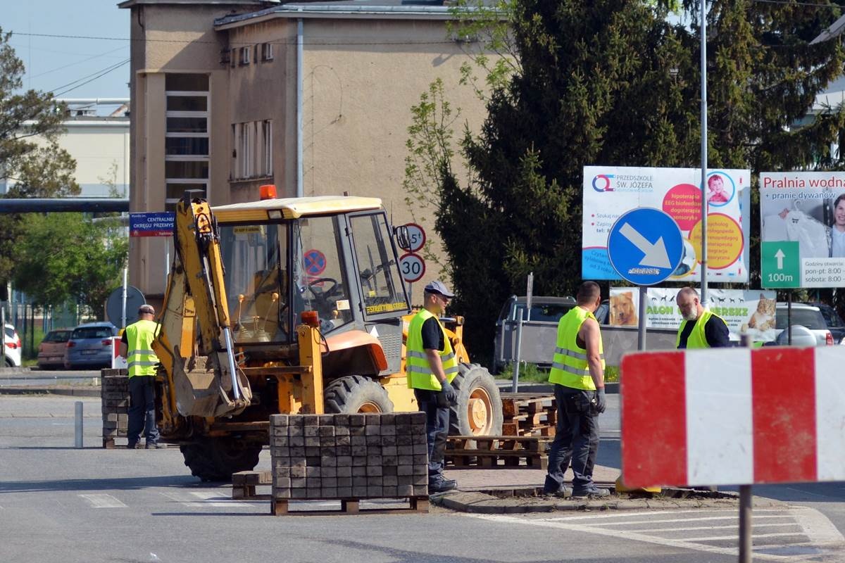 Ulica Fabryczna w Sędziszowie jest nieprzejezdna koło ronda. Przez dwa tygodnie będzie objazd