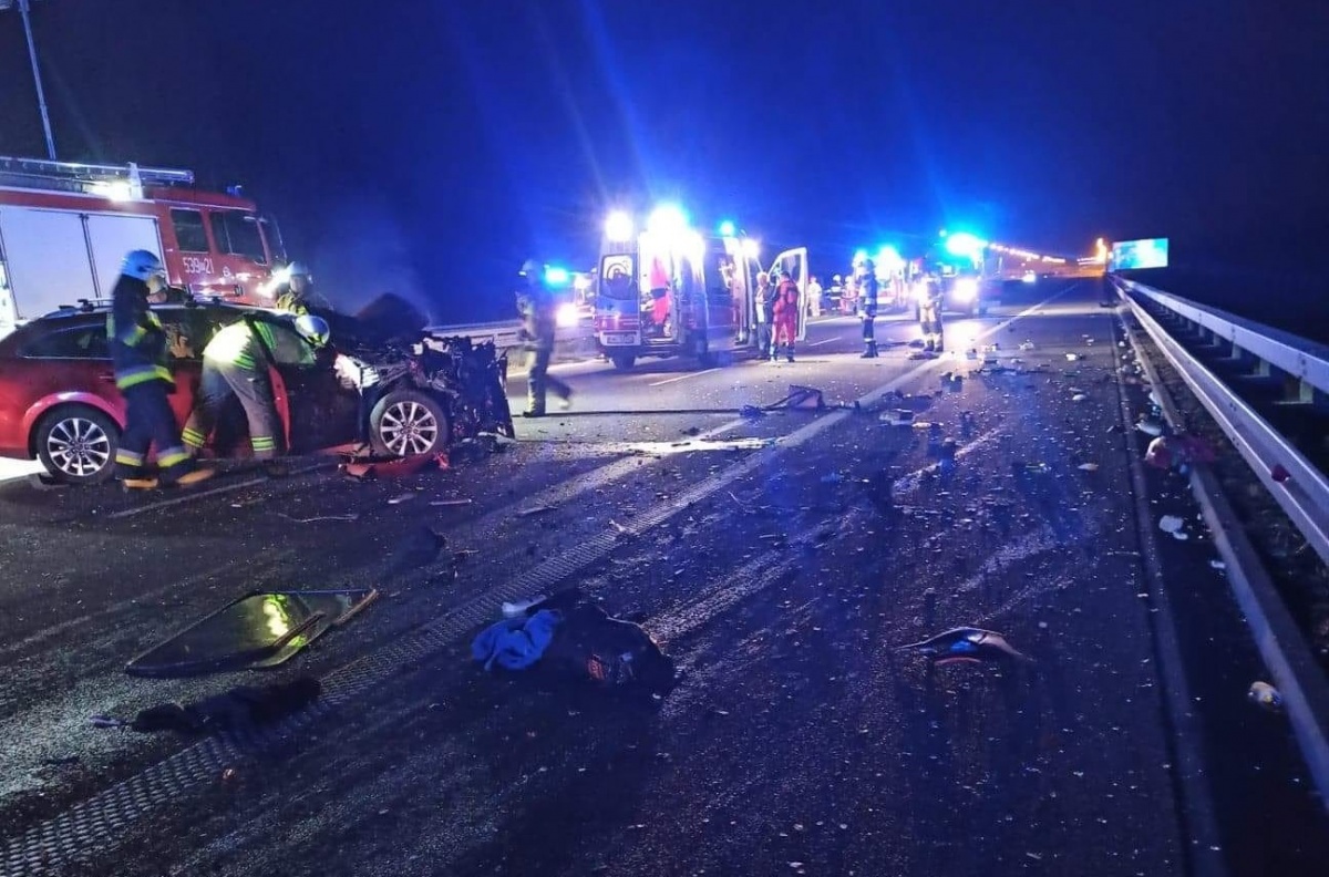 Po zderzeniu na autostradzie 9 osób trafiło do szpitala